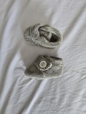 Plush Baby Ugg Booties in Light Gray with Button Accent Size 0/1